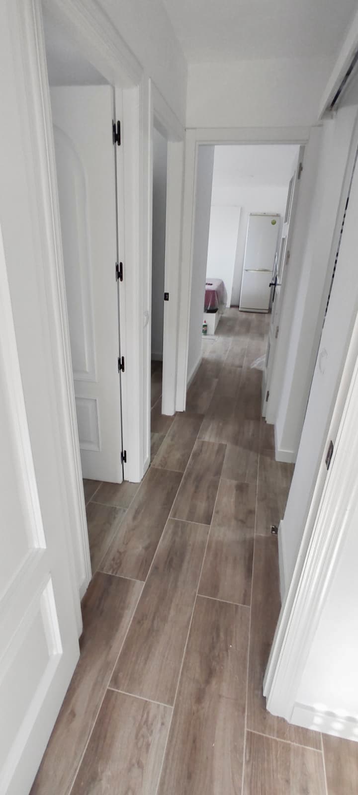 Suelos de tarima noble y puertas macizas lacadas en blanco