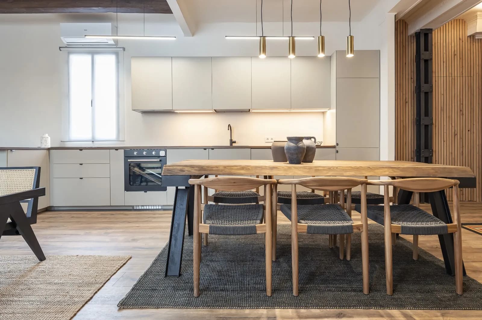 Cocina contemporánea con isla y acabados porcelánicos