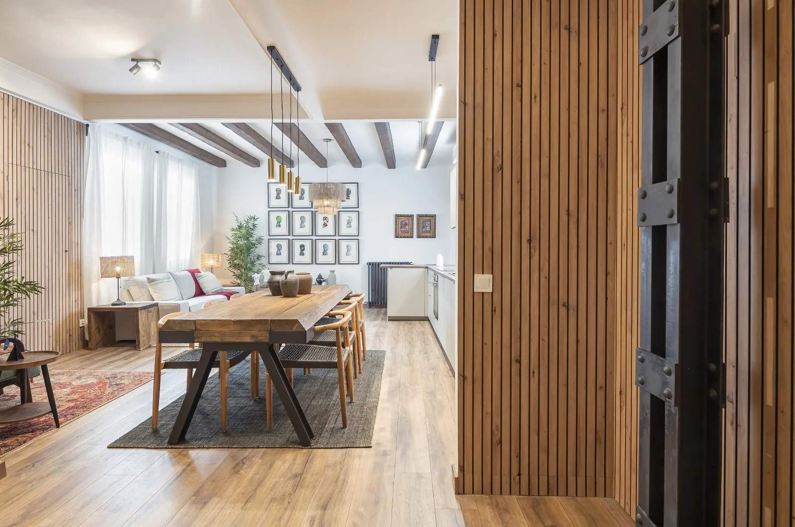 Reforma integral con salón de diseño nórdico y vigas vistas