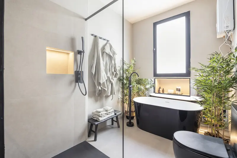 Dormitorio minimalista con suelo de madera y grandes ventanales